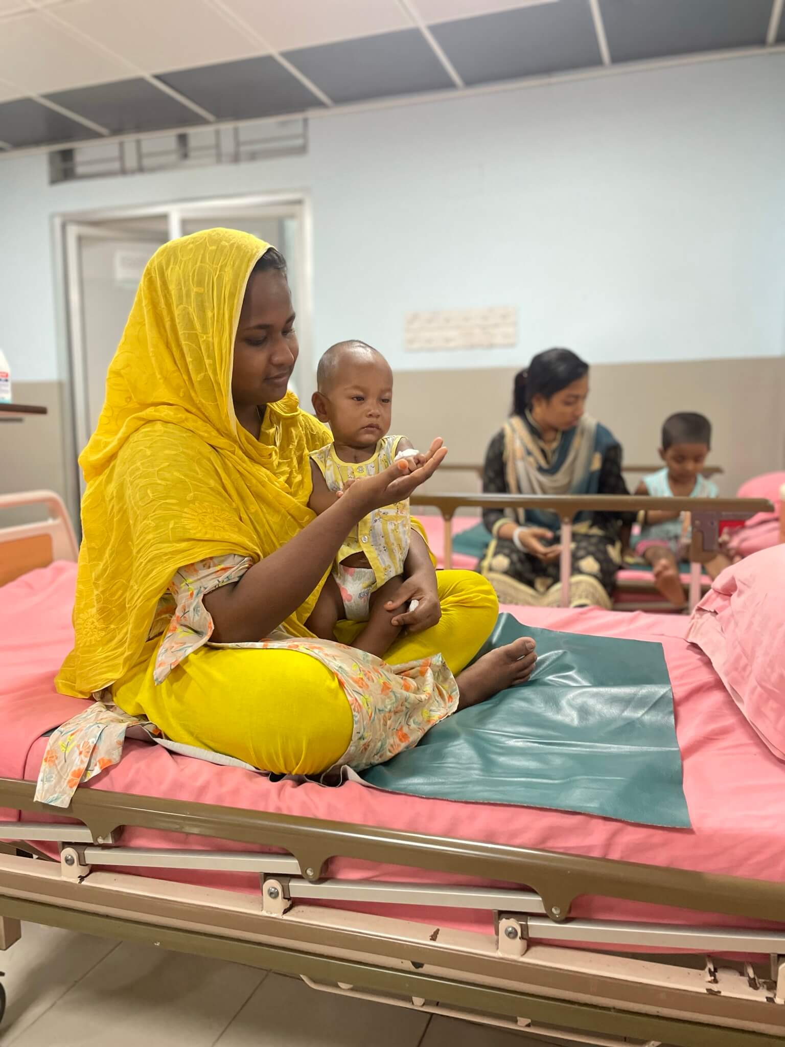 Bangladesh-mother-and-child-in-hospital-ward