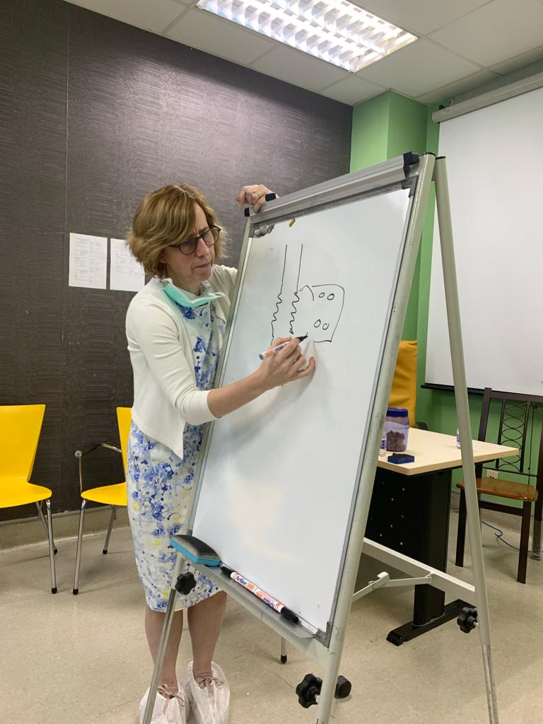 Dr.-Fiona-Reynolds-from-BCH-providign-teaching-to-local-CICU-team